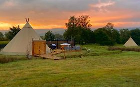 Stanage Lodge Luxury Tipi